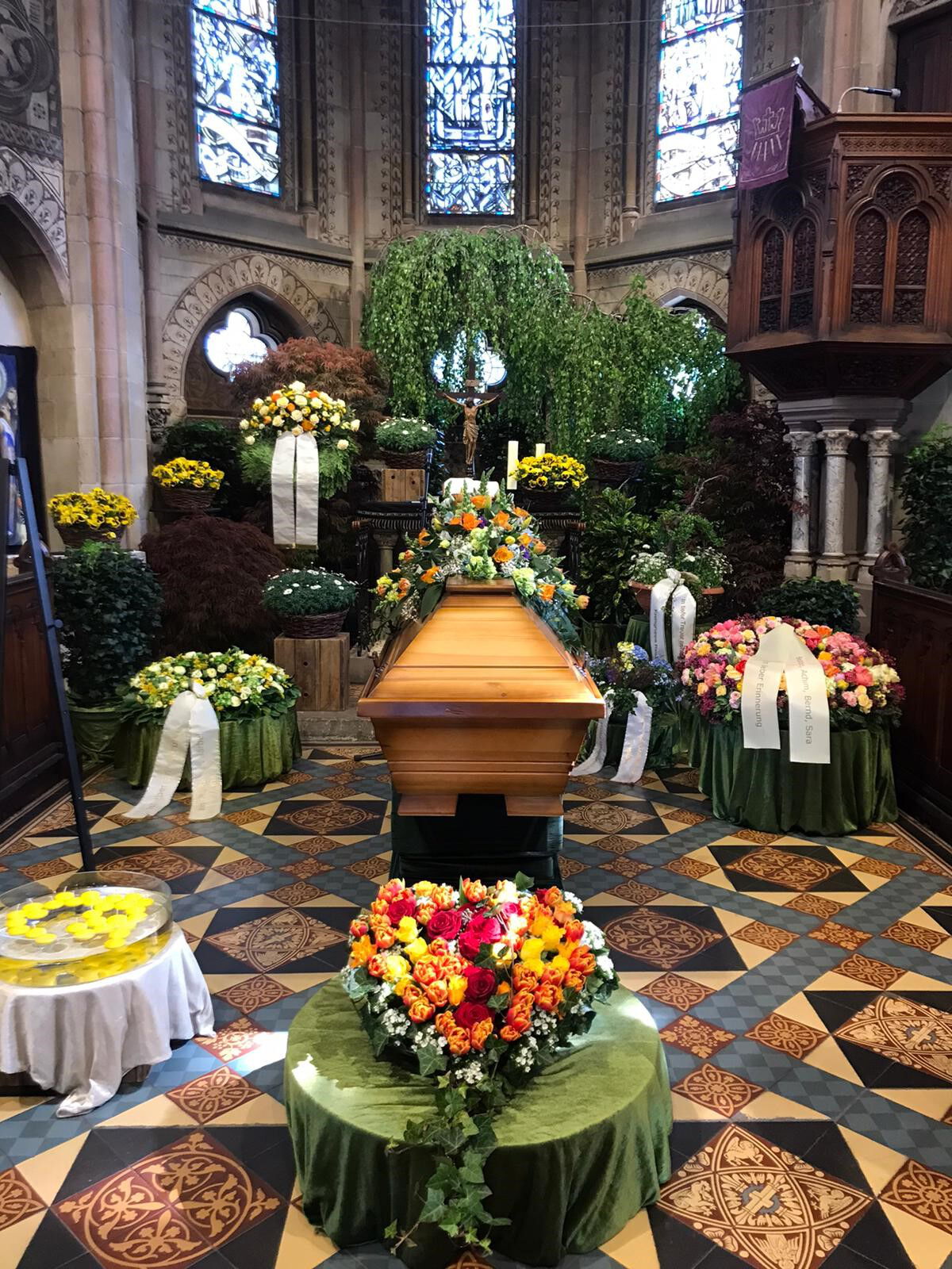 Trauerfeier mit Sarg in der Kirche