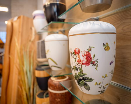 Urnen in der Ausstellung von Bestattungen Flunkert in Reutlingen