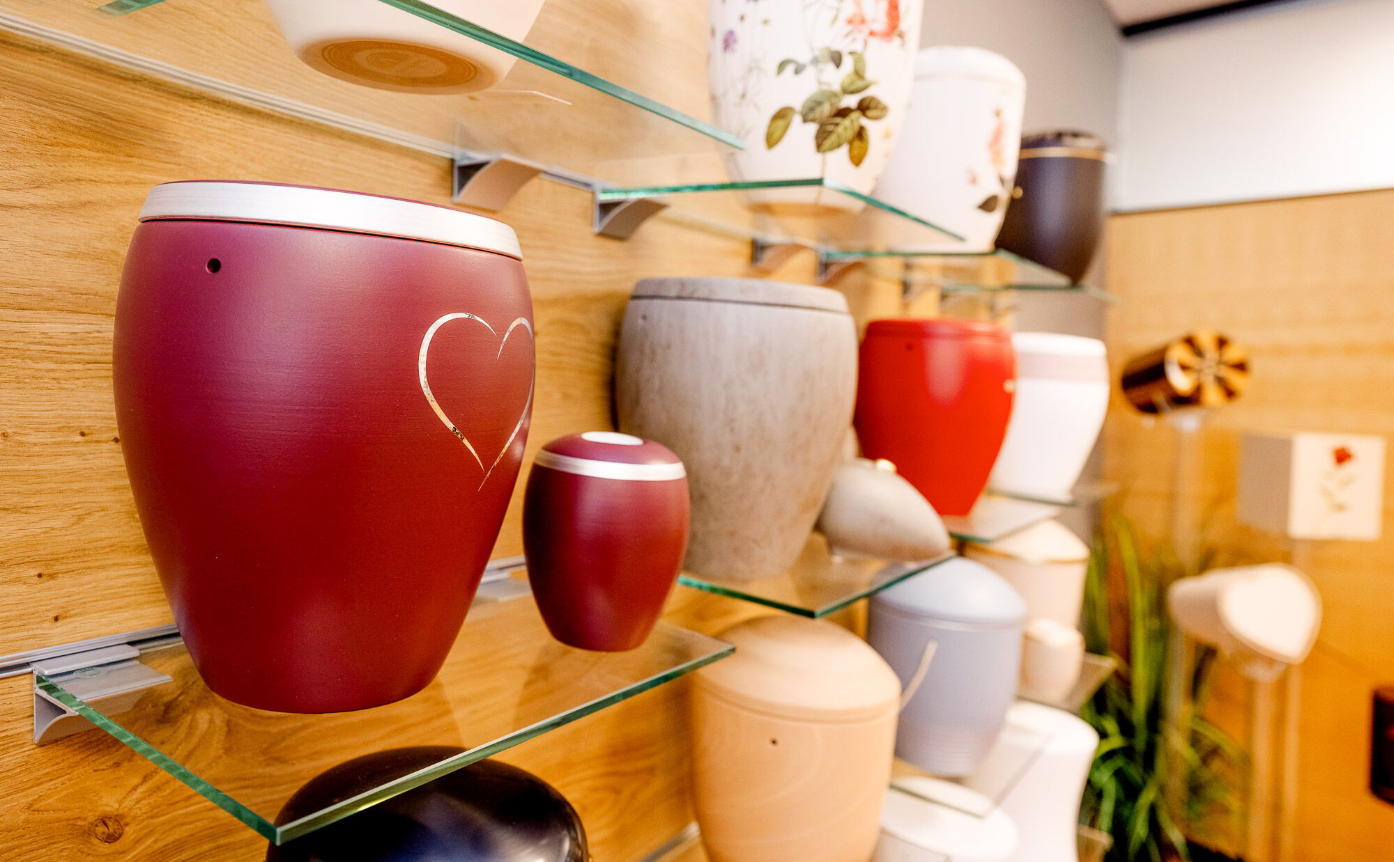 Urnen in der Ausstellung von Bestattungen Flunkert in Reutlingen