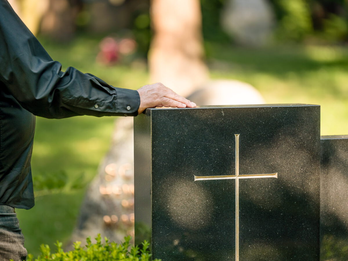 Trauernder auf dem Friedhof unter den Linden Reutlingen