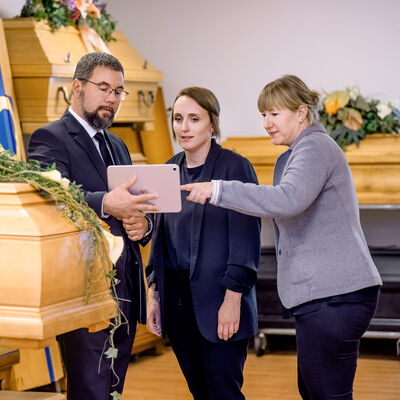 In der Sargausstellung von Flunkert Bestattungen in Reutlingen