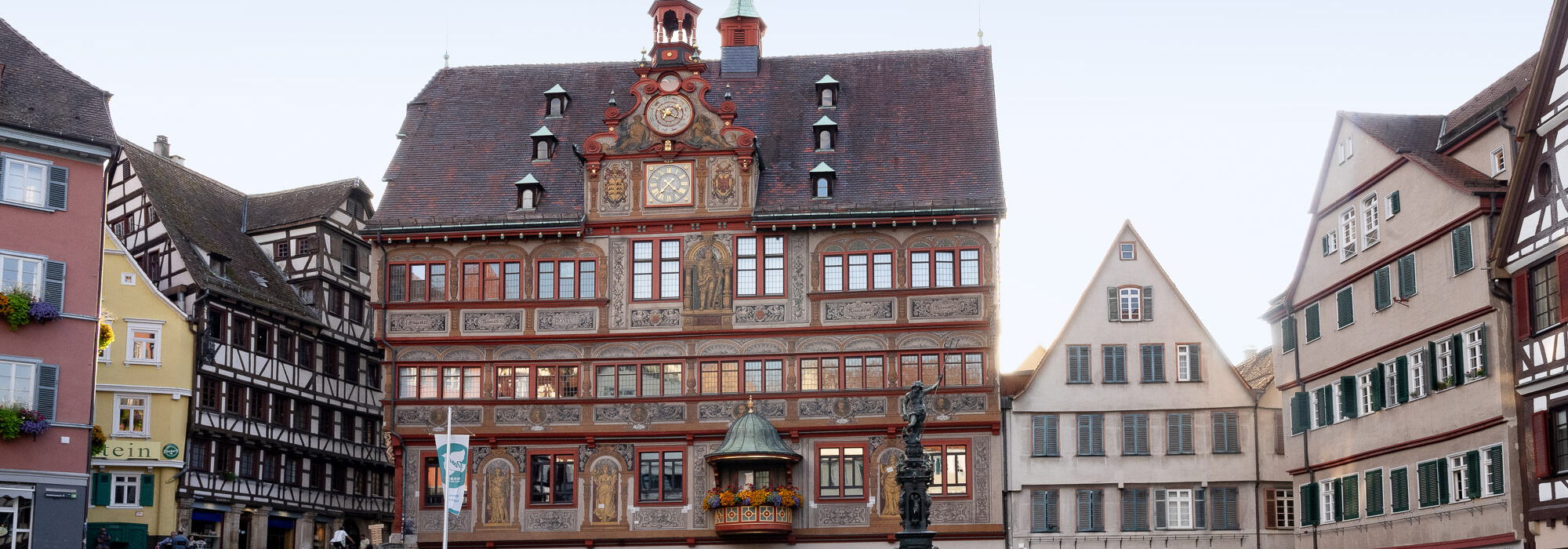 Marktplatz mit Rathaus in Tübingen