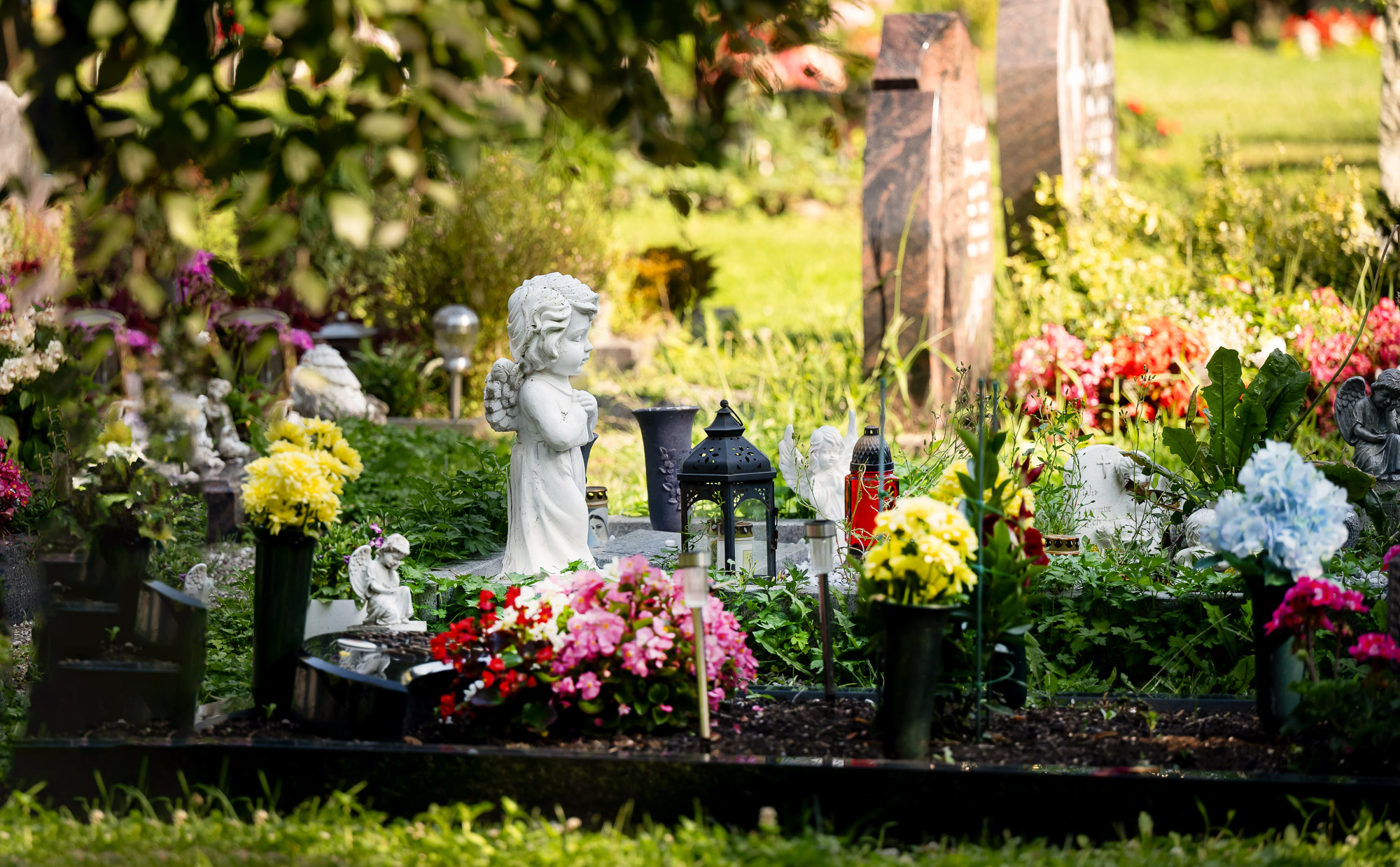Geschmücktes Grab auf dem Friedhof unter den Linden Reutlingen